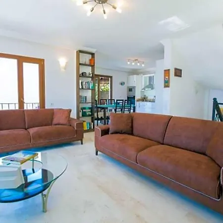 Sleeps 6 With Pool Air Con And Wifi * קלקן